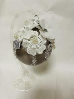 DECORAZIONE IN VETRO ARGENTO CON FIORI BIANCHI