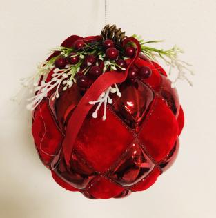 Sfera rossa in vetro e tessuto